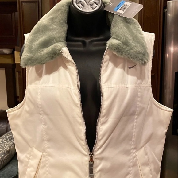 NWT Nike Vest Size Medium - Picture 9 of 11